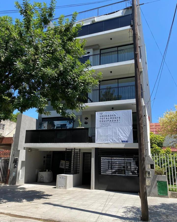 Monoambiente divisible con cochera cubierta, balcón y baulera – Saavedra - Venta