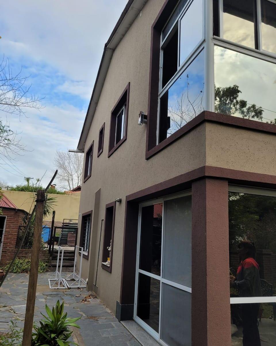VENTA Casa 3 Amb. mas 2 Dptos. 2 y 3 amb. -Todos los servicios!!!