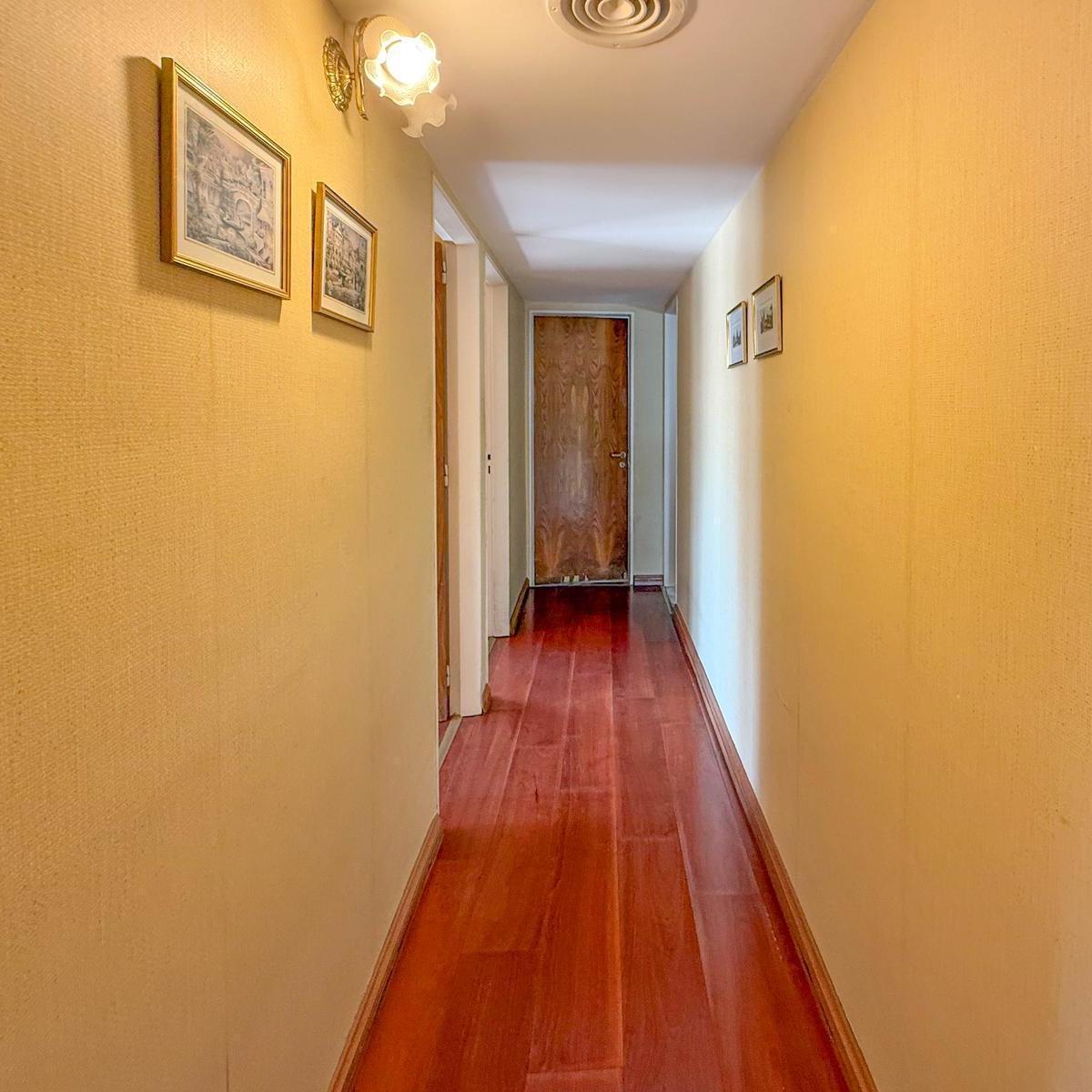 Departamento de Tres Dorm. con Cochera Sobre Av Pellegrini - Apto Crédito 4