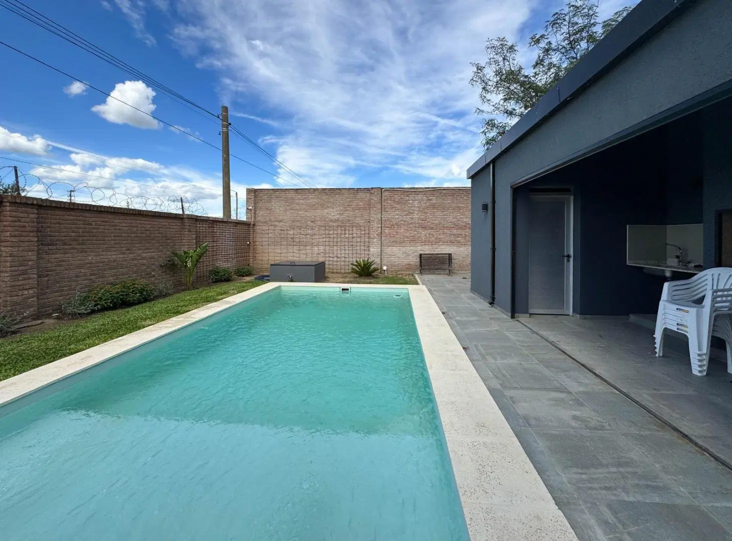 Casa en esquina en venta de 2 dormitorios con quincho y pileta 3