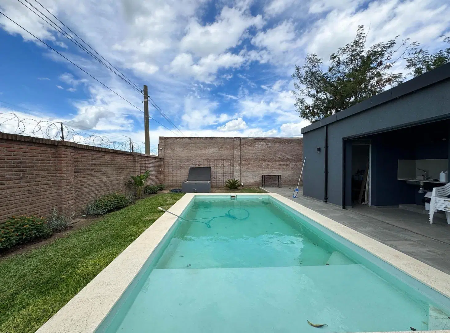 Casa en esquina en venta de 2 dormitorios con quincho y pileta 4