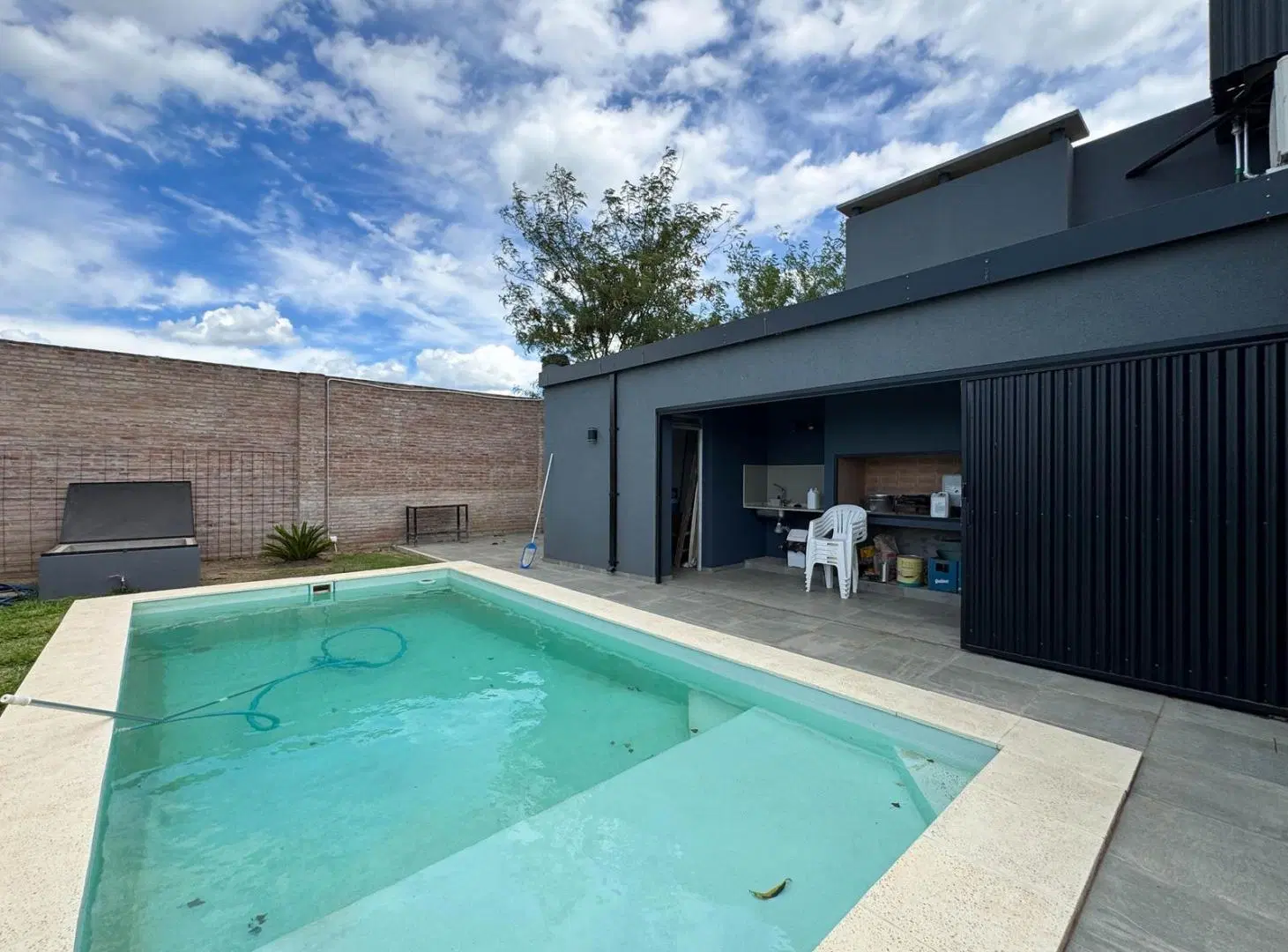 Casa en esquina en venta de 2 dormitorios con quincho y pileta 5