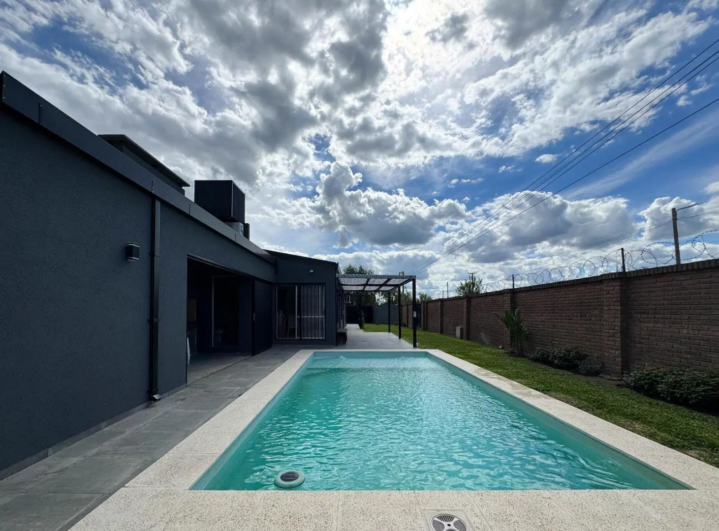 Casa en esquina en venta de 2 dormitorios con quincho y pileta 2