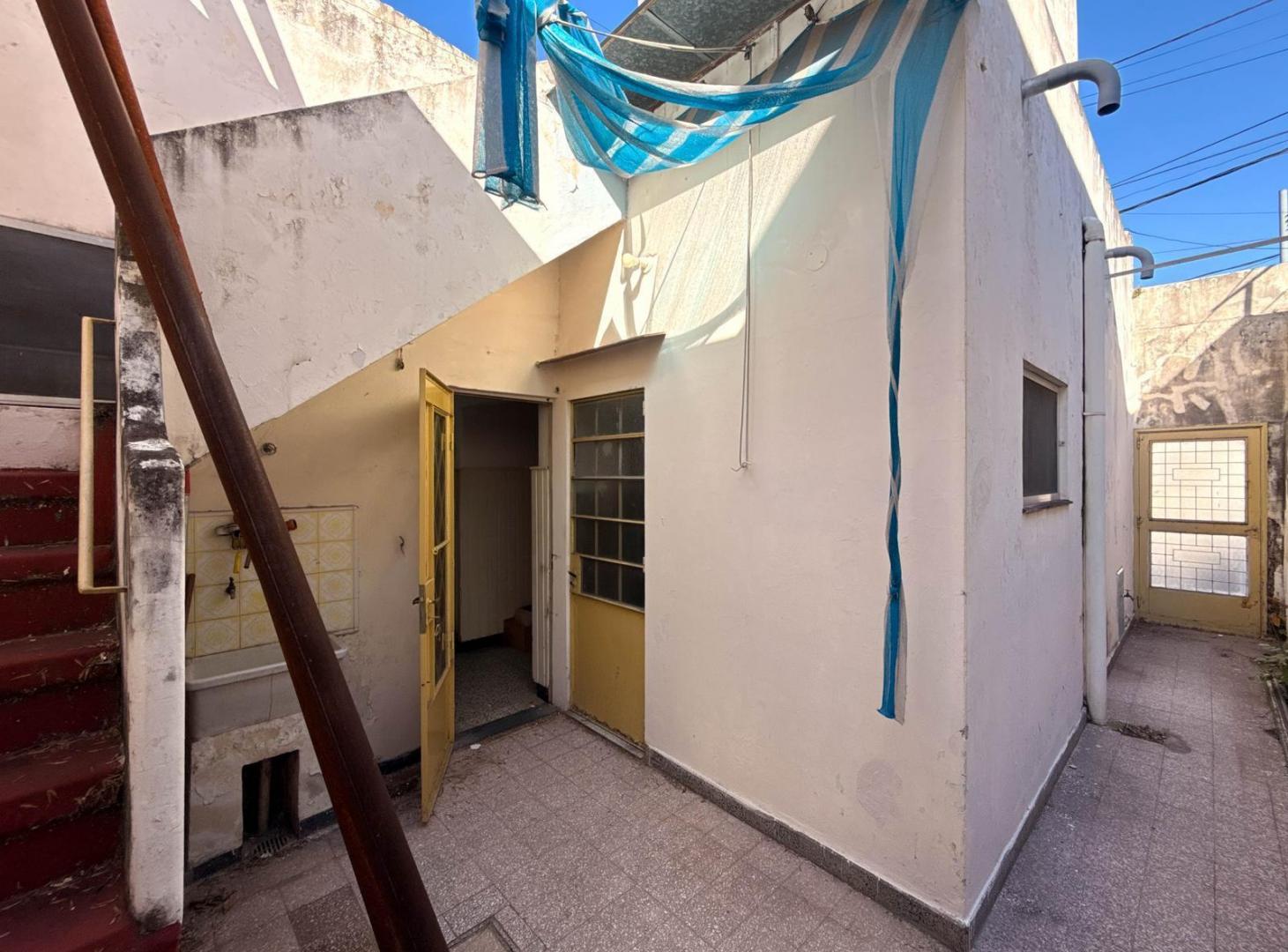 CASA CON GARAGE, UN DORMITORIO , PATIO, TERRAZA Y GRAN GALPÓN.