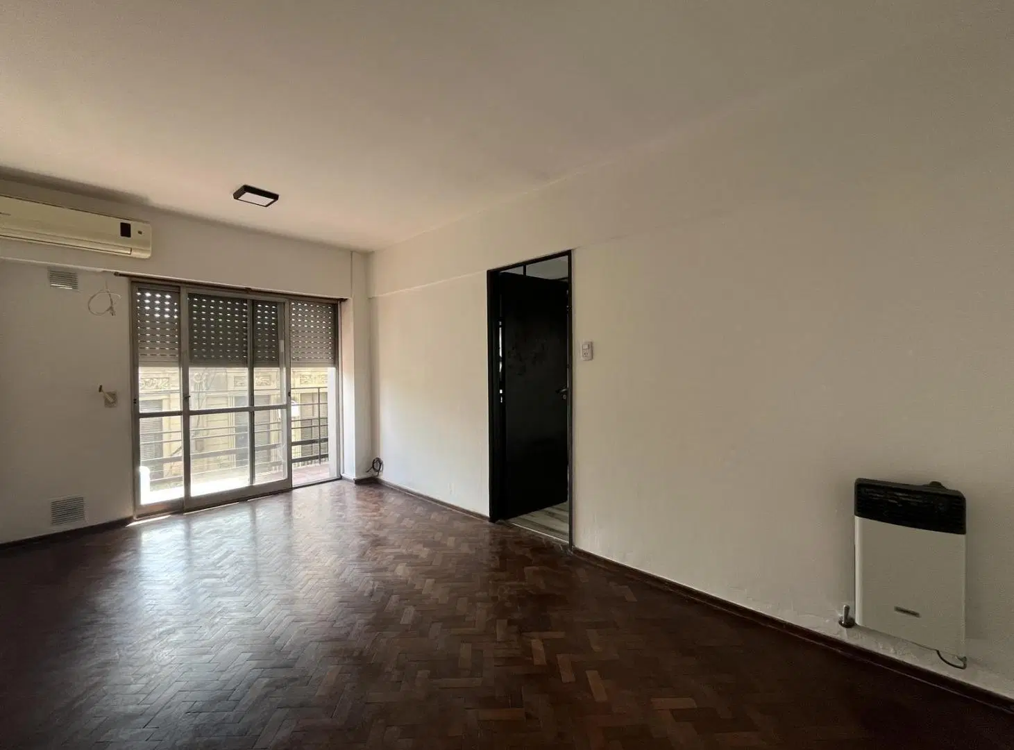 Departamento de tres dormitorios con balcón corrido al frente en alquiler 4