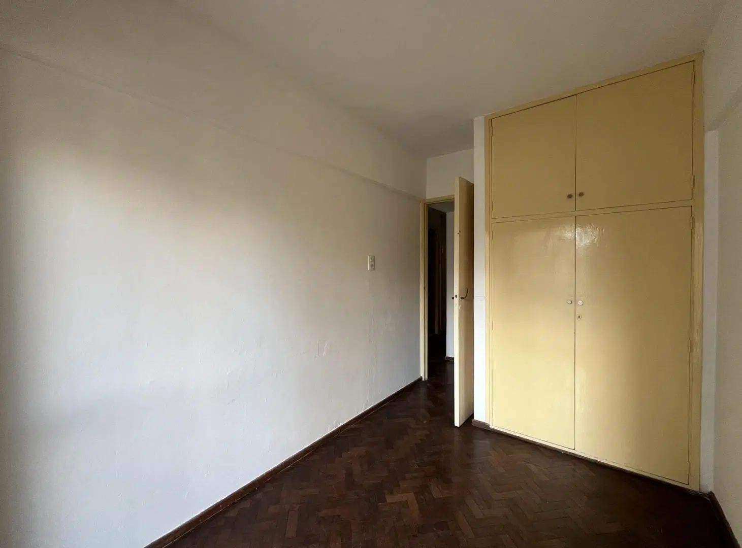 Departamento de tres dormitorios con balcón corrido al frente en alquiler 5