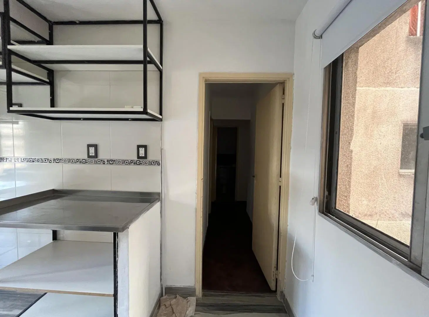 Departamento de tres dormitorios con balcón corrido al frente en alquiler 2