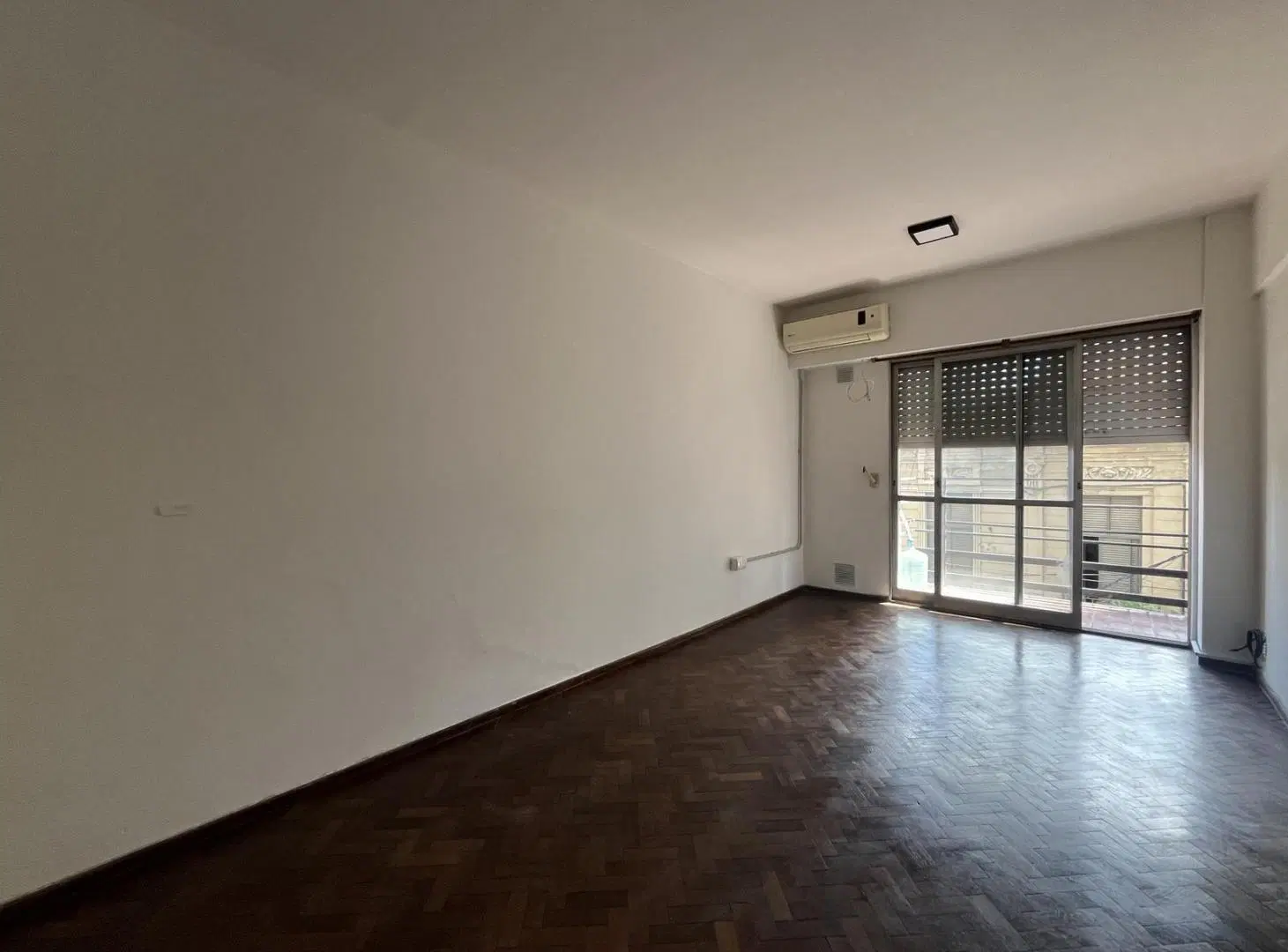 Departamento de tres dormitorios con balcón corrido al frente en alquiler 3