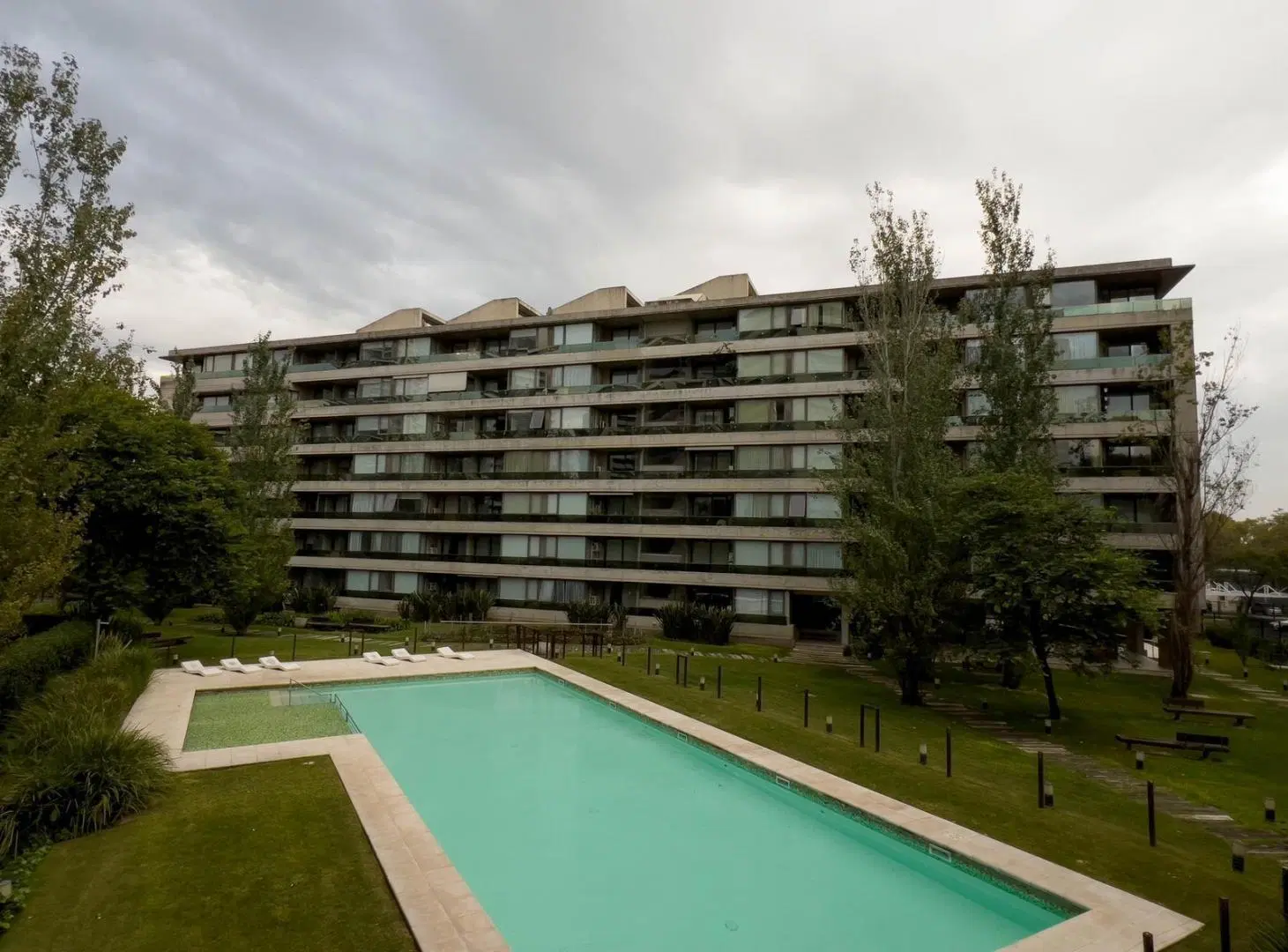 Departamento de dos dormitorios con cochera en alquiler en Condominios del alto III 2
