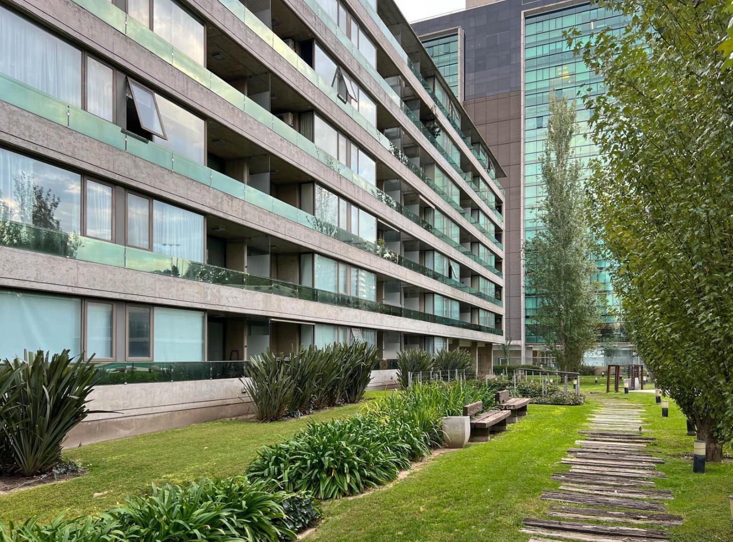 Departamento de dos dormitorios con cochera en alquiler en Condominios del alto III