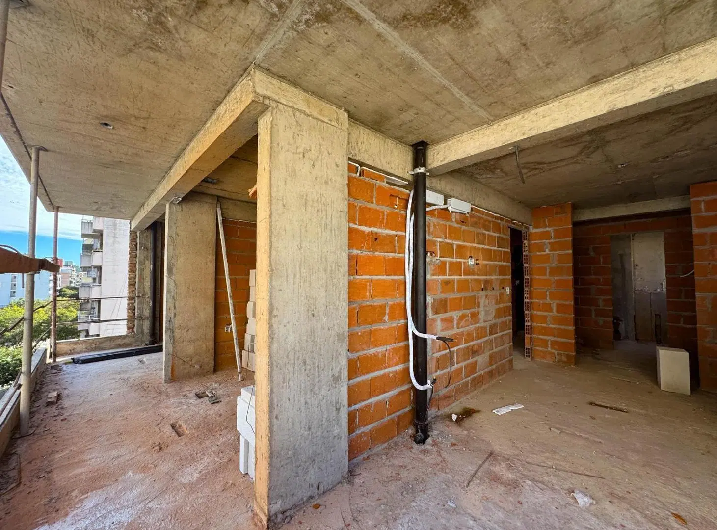 Departamento en venta de 2 dormitorios con balcon al frente en Barrio Martin 5