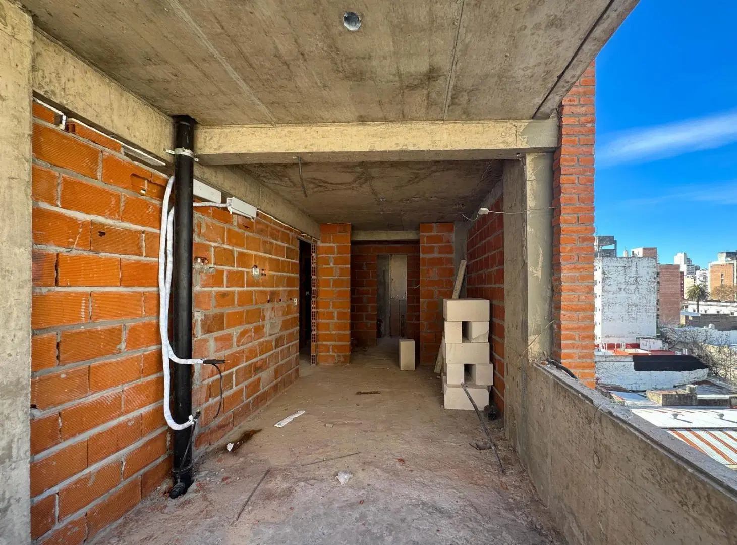 Departamento en venta de 2 dormitorios con balcon al frente en Barrio Martin 3