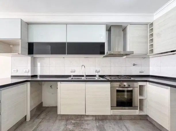 Departamento en piso exclusivo de 3 dormitorios al frente en zona rio 4