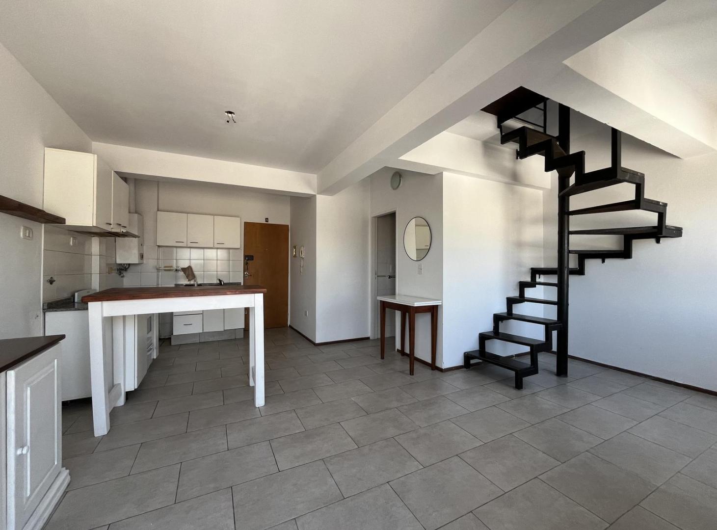 Foto de Duplex en alquiler tercer piso por escaleras en Echesortu, imagen 3