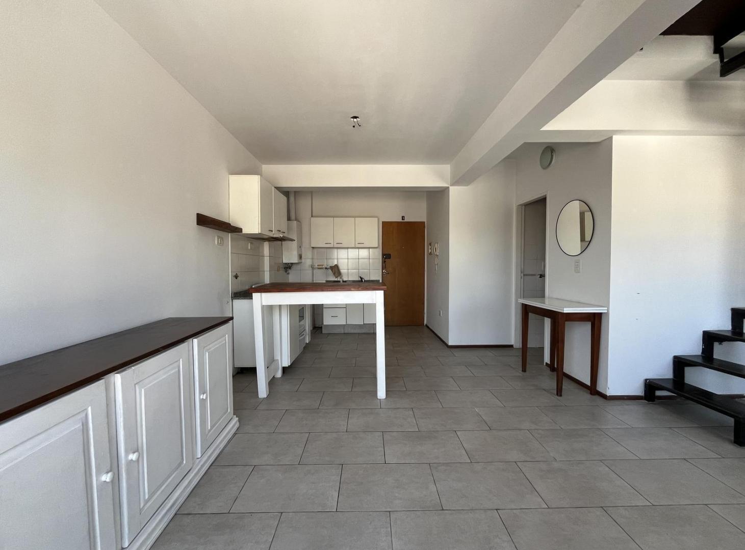 Foto de Duplex en alquiler tercer piso por escaleras en Echesortu, imagen 2