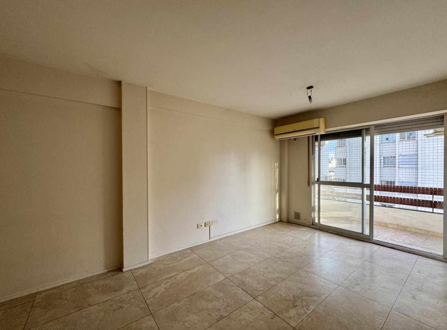 Foto de Departamento en Venta de 3 dormitorios con balcón al frente en centro, imagen 2