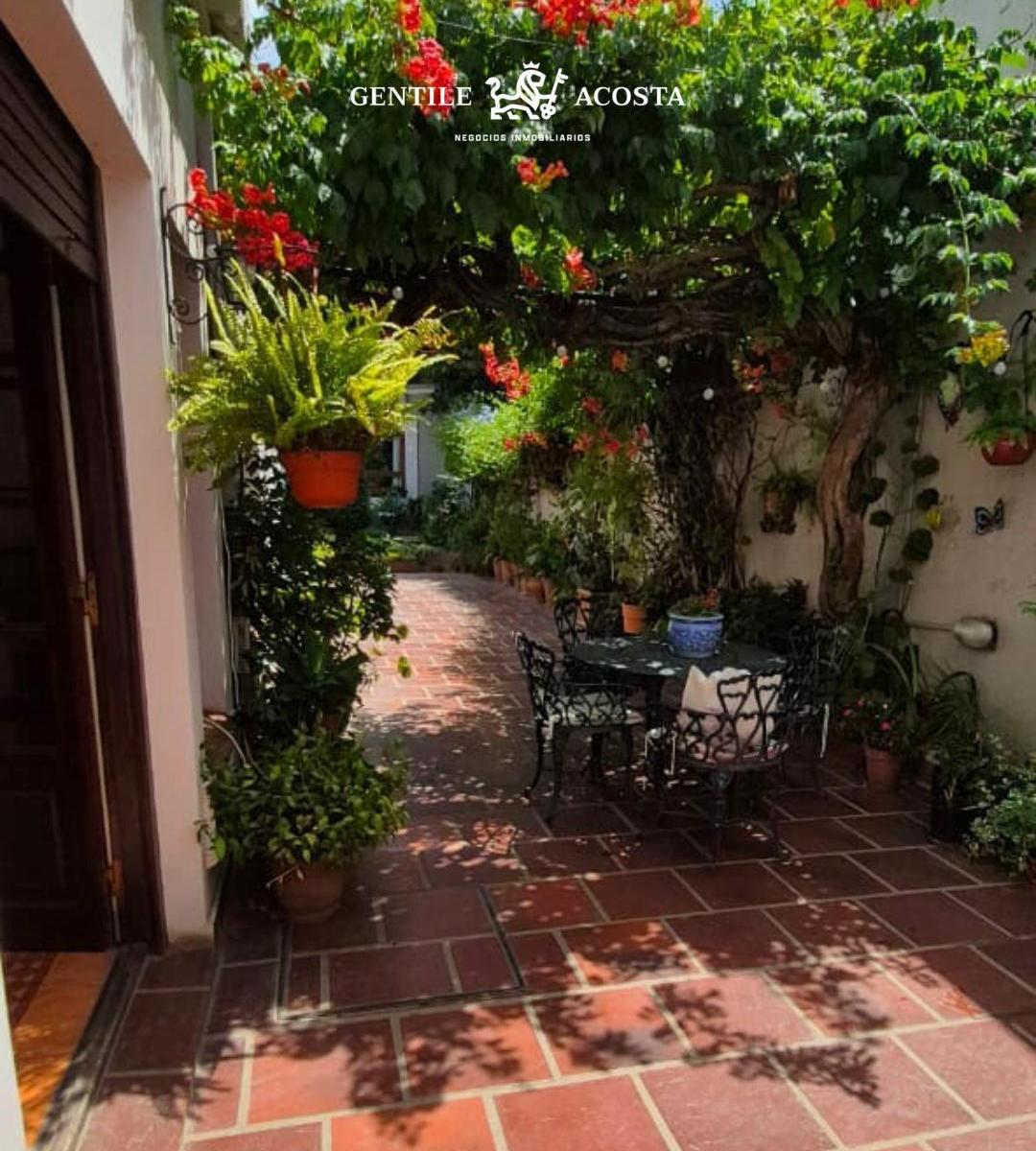 Venta Hermosa Casa Céntrica de 3 Dorm. 5