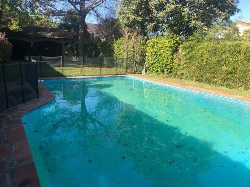 Chalet 5 ambientes con parque y pileta