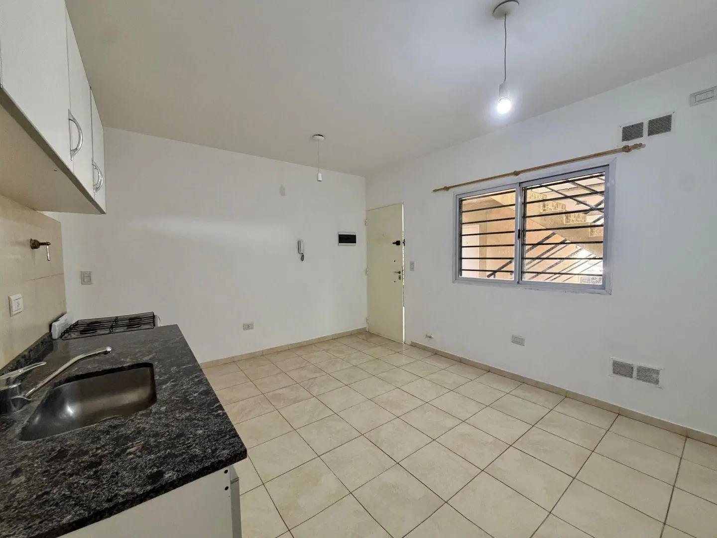 2 ambientes con patio y cochera 8