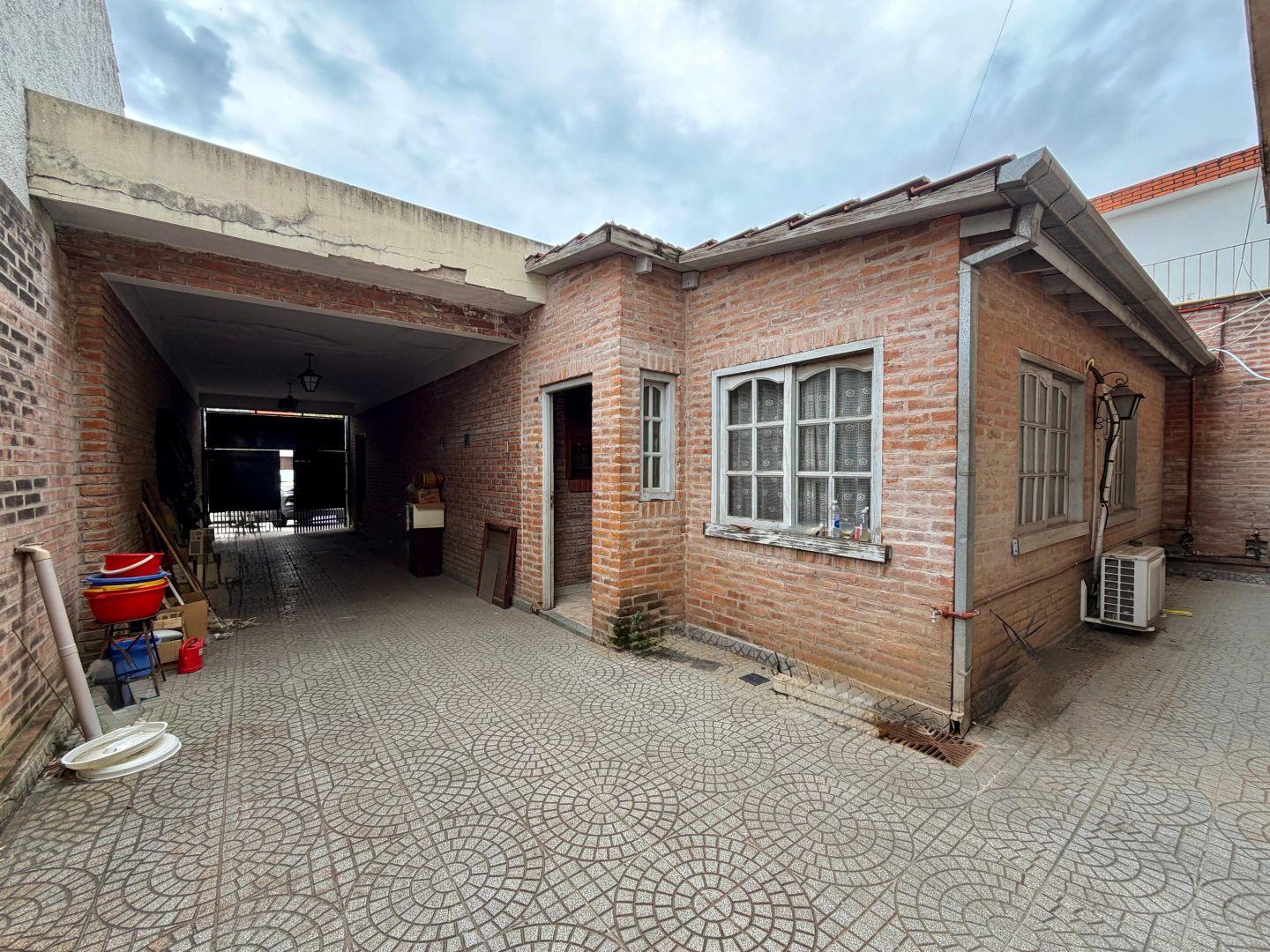 Foto de Venta en bloque. Casa, galpón y departamento, imagen 1