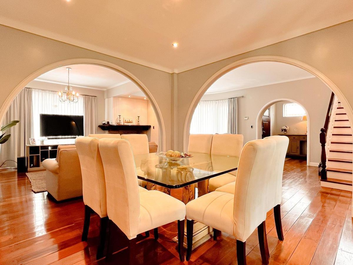 Venta Casa Chalet 5 Ambientes Zona Playa Grande Cochera Doble 2