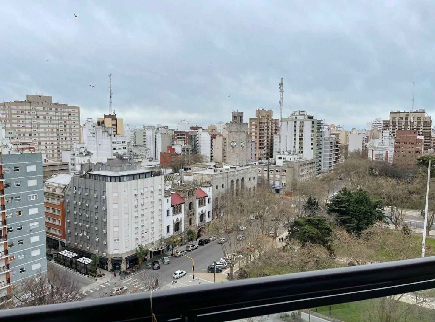 Piso de 4 ambientes muy luminoso en un piso 12º, con cochera y baulera