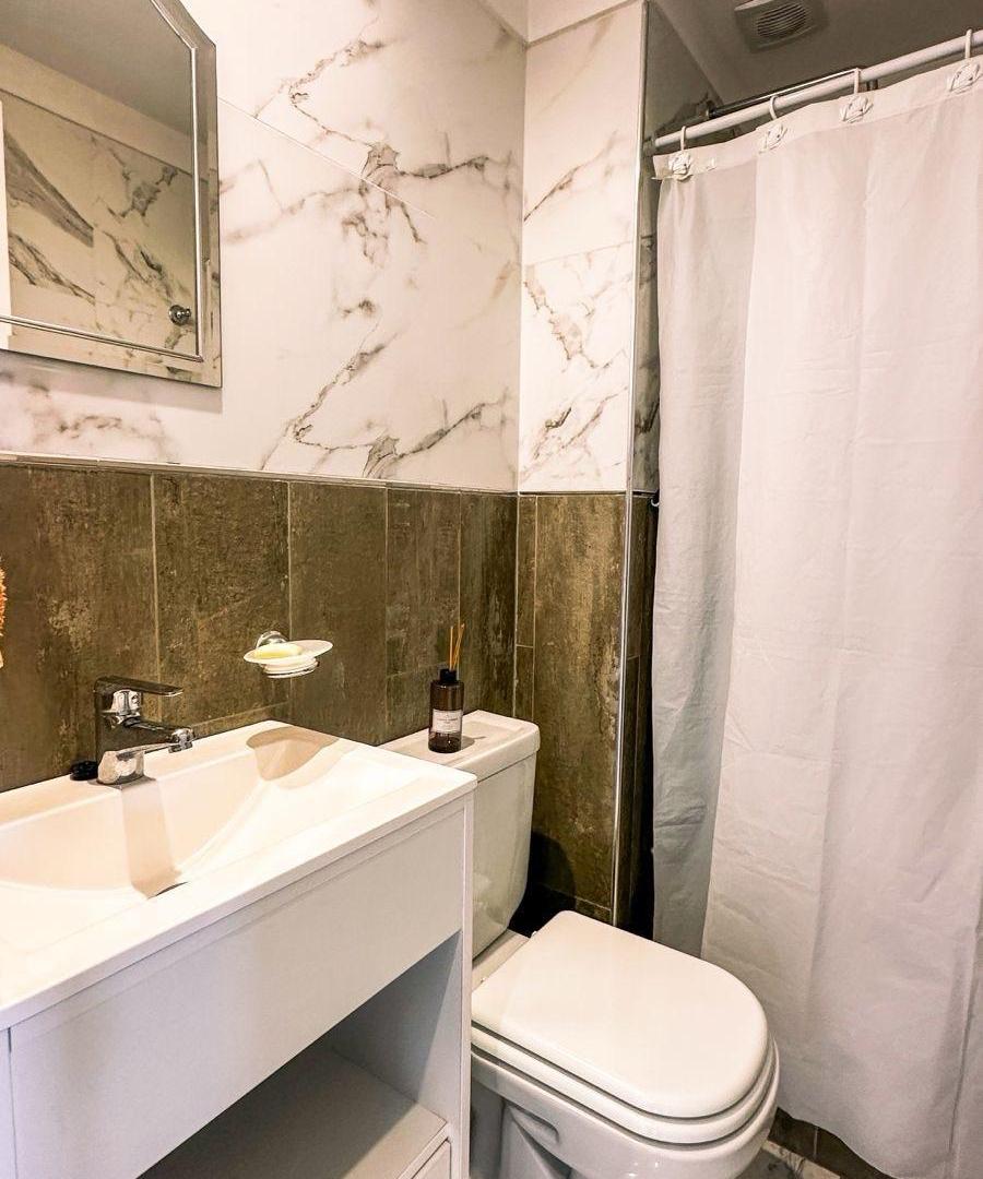 Foto de La Perla, Departamento de 2 ambientes, con 2 baños y baulera., imagen 1