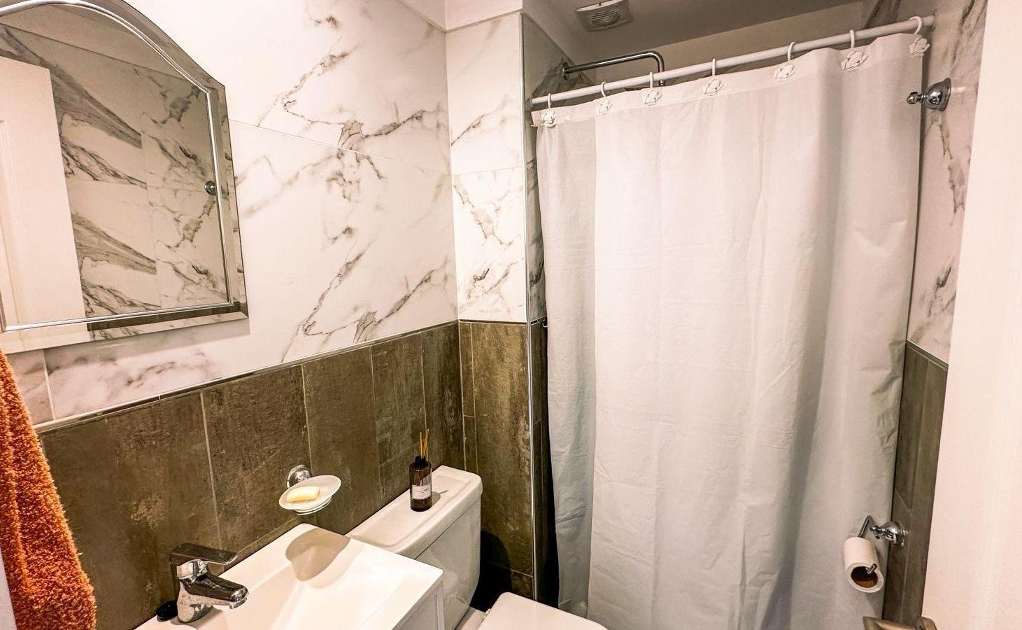 Foto de La Perla, Departamento de 2 ambientes, con 2 baños y baulera., imagen 3