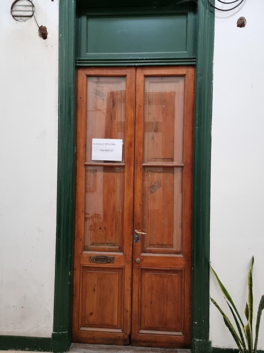 Oficina en planta alta cordoba 900