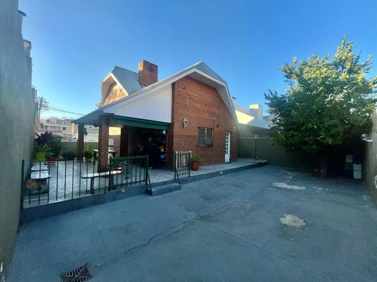 Venta Casa con amplio Patio Rosario Azcuénaga 2
