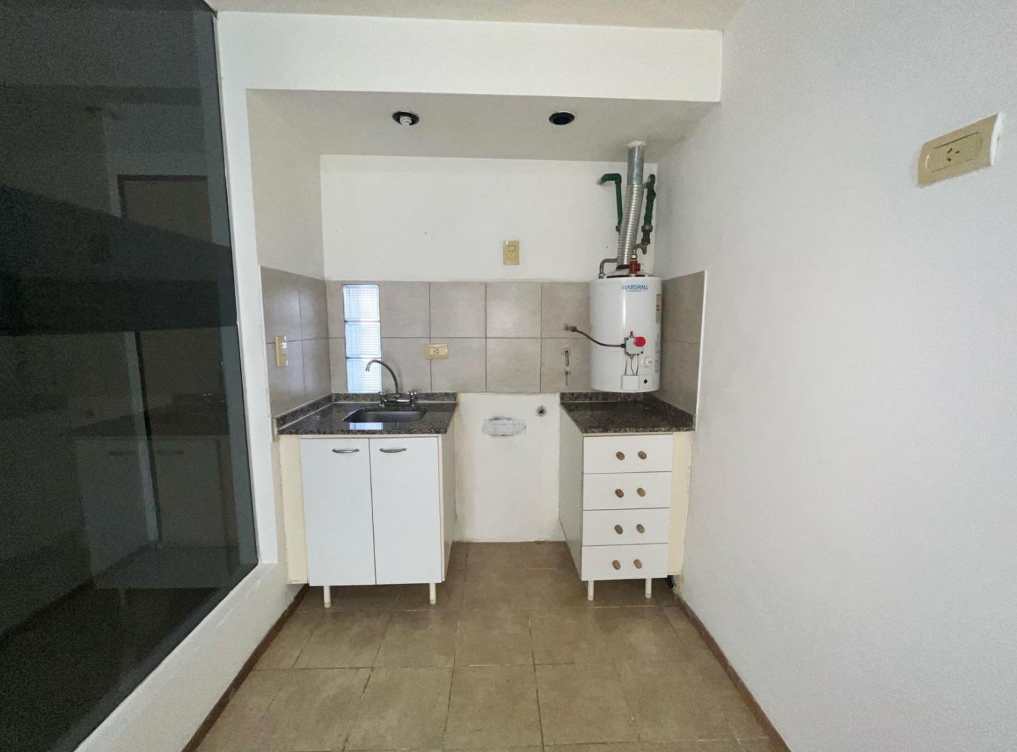 Foto de Planta Baja Única con Patio, 2 Dormitorios y Expensas Bajas – Echesortu, imagen 4