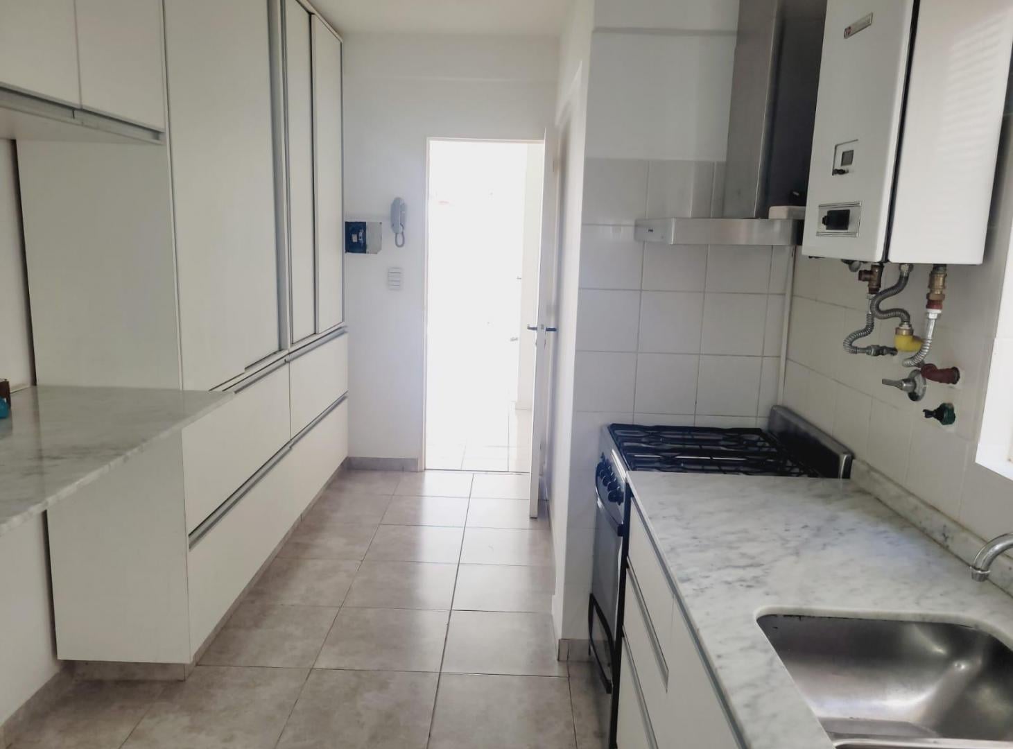 Foto de Alquiler departamento sobre Bv. Oroño. 2 dormitorios y cochera, imagen 2