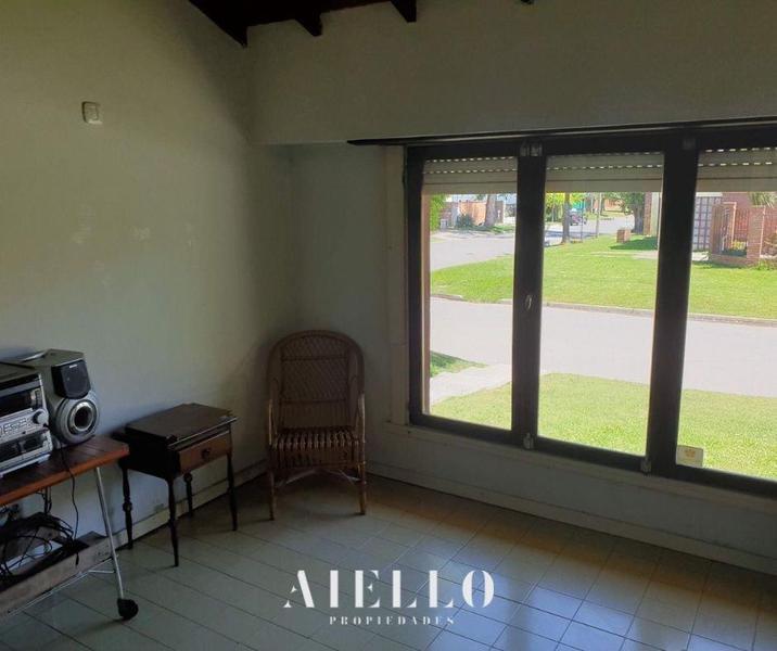 Chalet de 4 Amb con Garage, Quincho y Pileta. 1