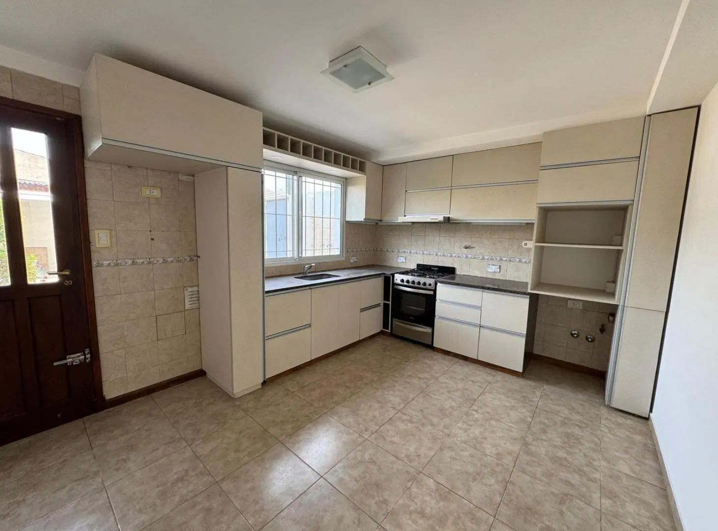 Duplex 4 amb con entrada de autos y patio con quincho 5