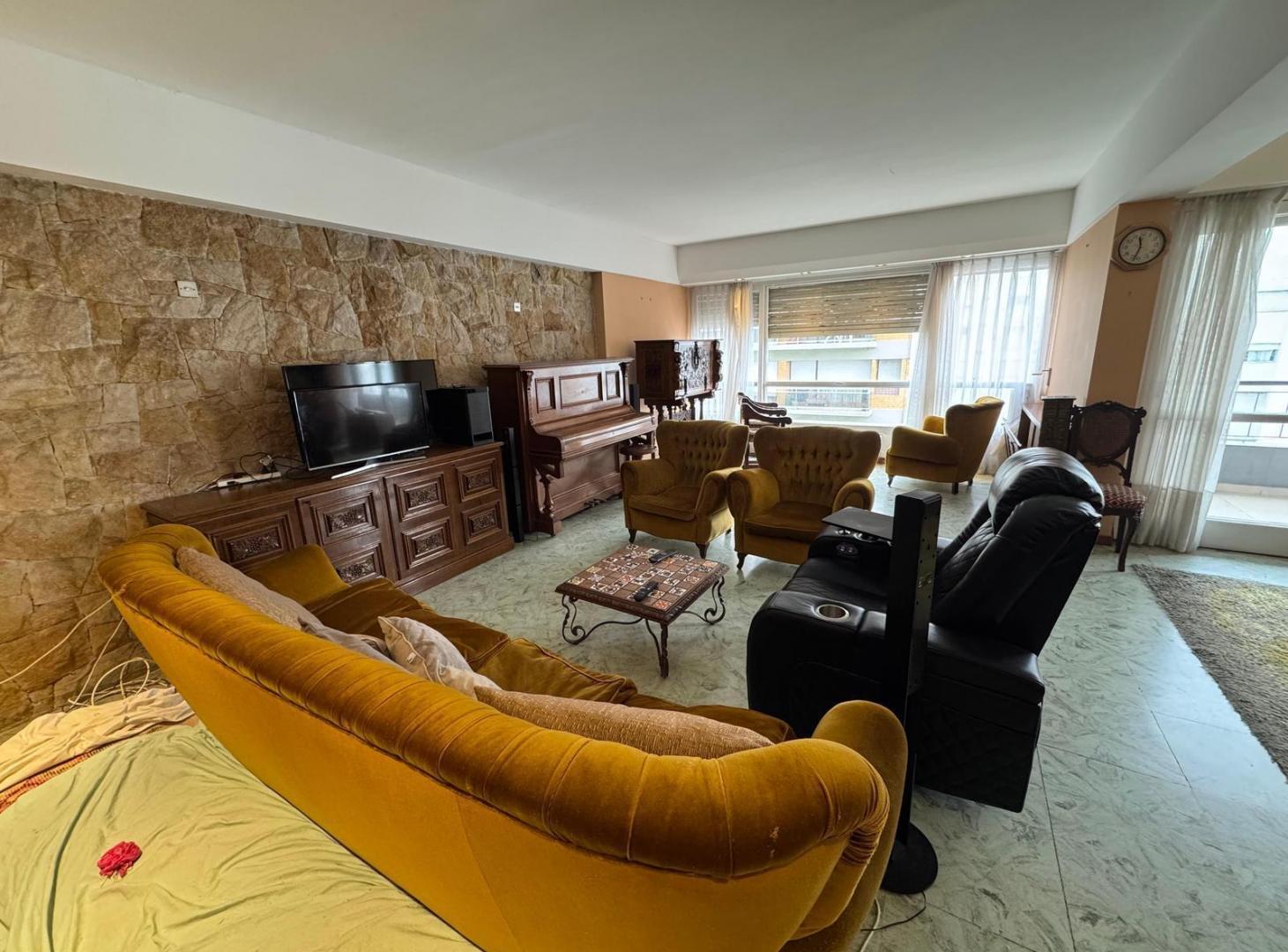 Foto de Piso de 4 amb con dependencia, Balcon a la calle, cochera y dos, imagen 2