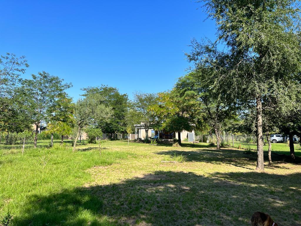 Propiedad con Gran Terreno en B° Santa Mónica. Cód 5