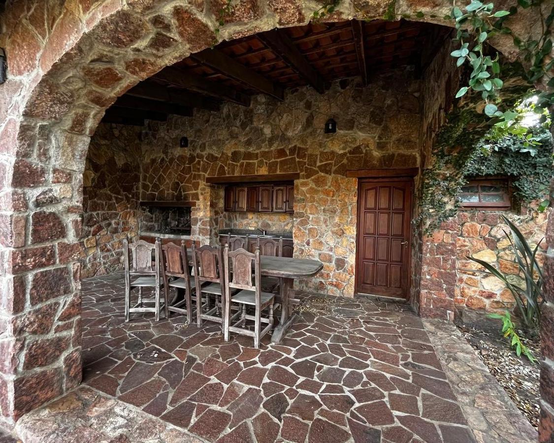 Venta. Imponente Casa con Bajada Al Río. B° El Mirador, Calamuchita. Cód 3