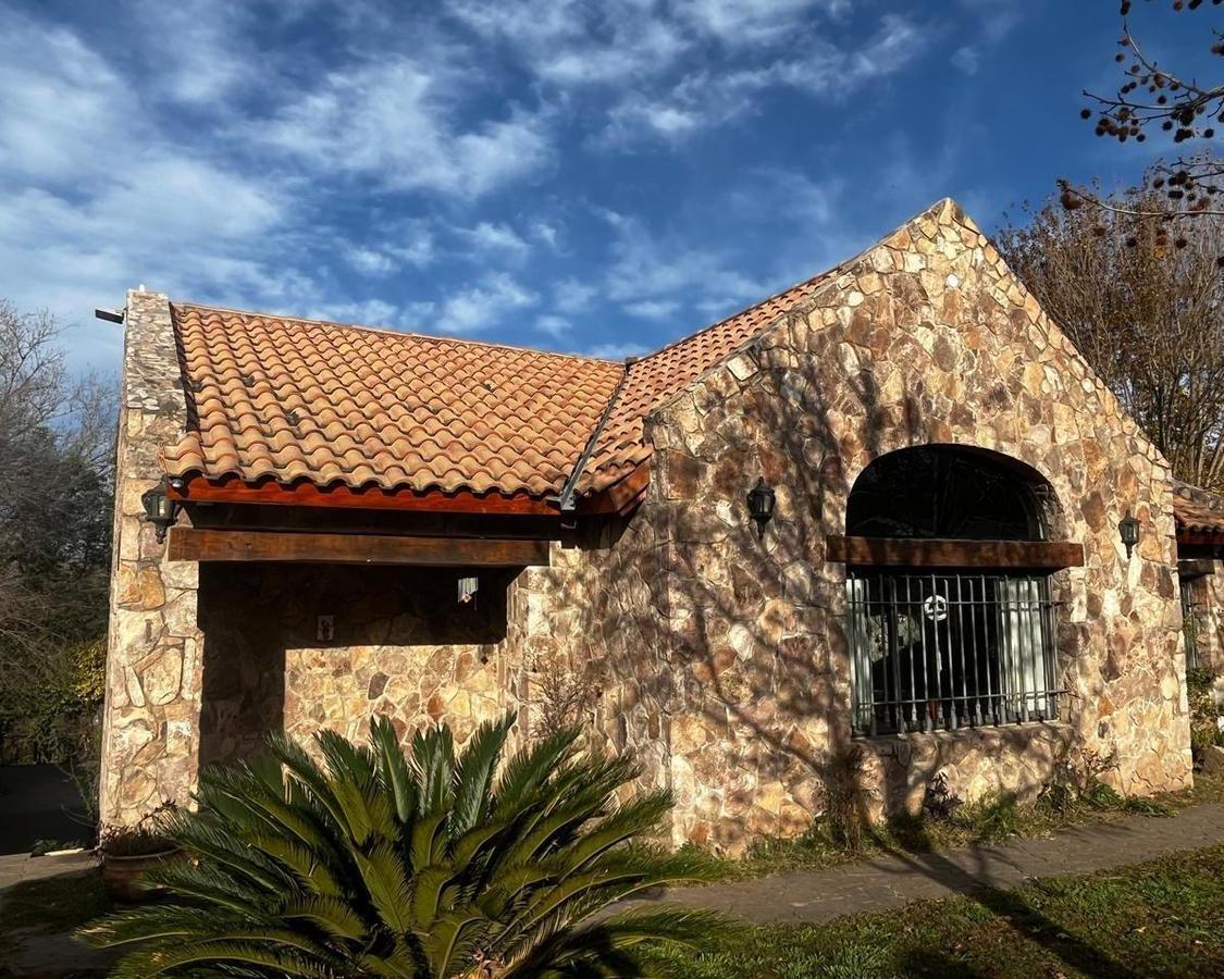 Venta. Imponente Casa con Bajada Al Río. B° El Mirador, Calamuchita. Cód 1