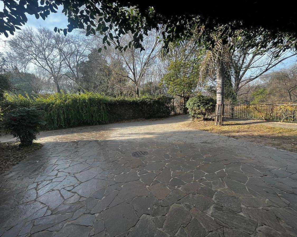 Venta. Imponente Casa con Bajada Al Río. B° El Mirador, Calamuchita. Cód 2