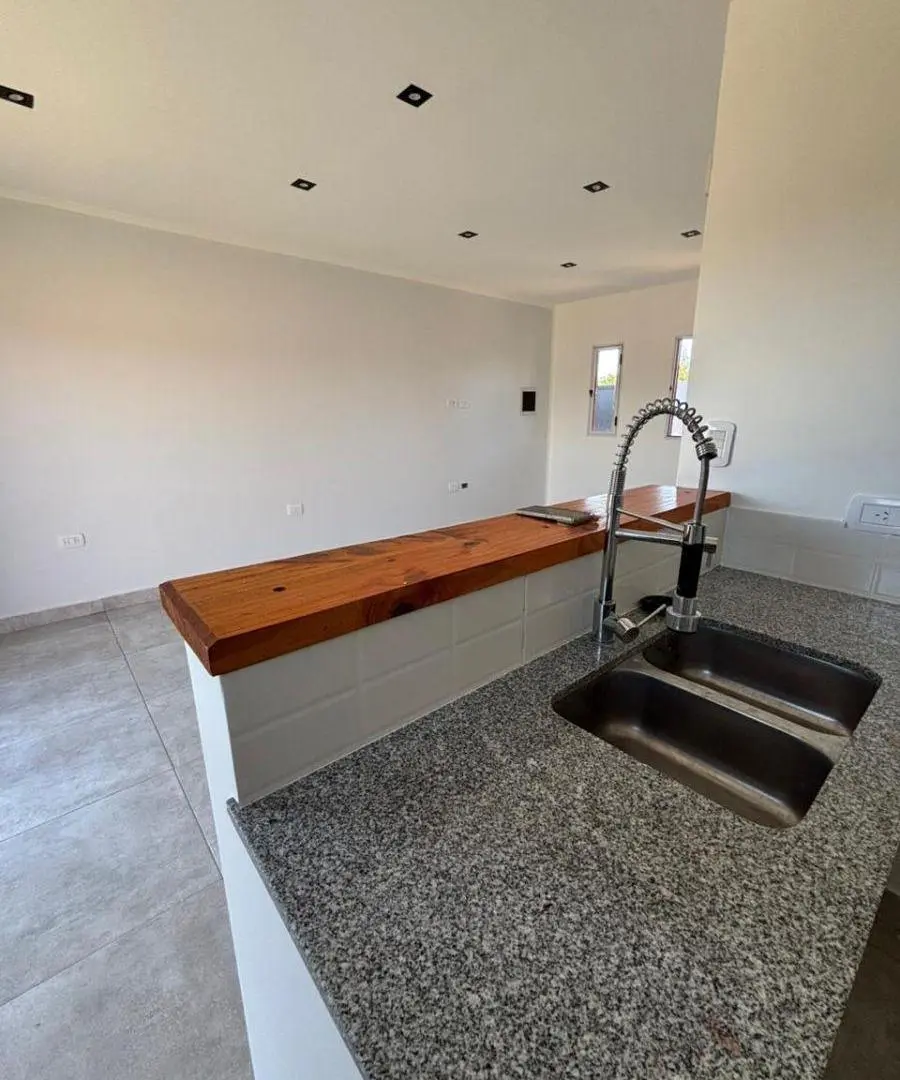 CASA en venta en 156 y 76.- Barrio semiprivado “Los Cerezos” 4
