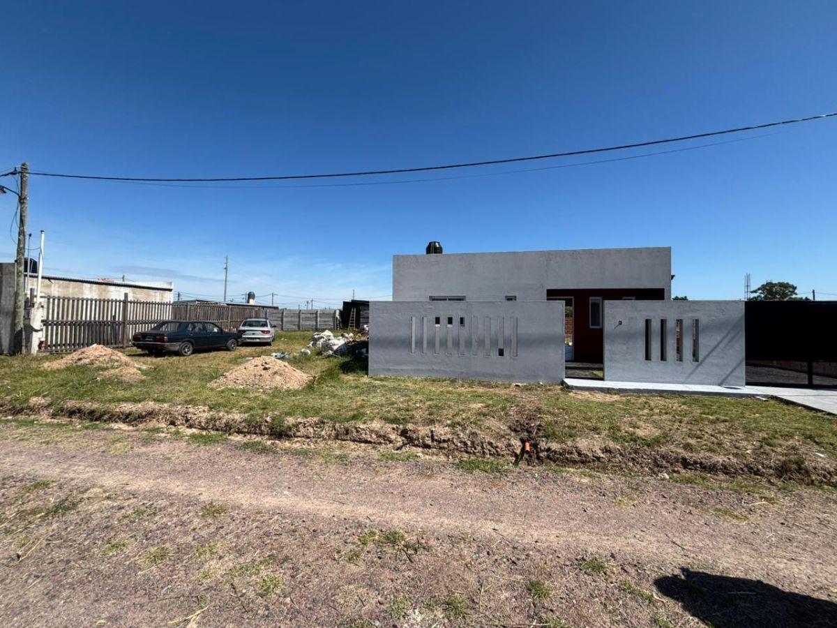 CASA en venta en 156 y 76.- Barrio semiprivado “Los Cerezos”