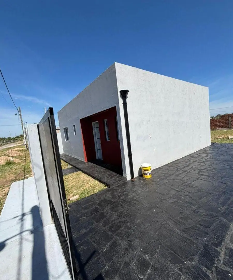 CASA en venta en 156 y 76.- Barrio semiprivado “Los Cerezos” 3