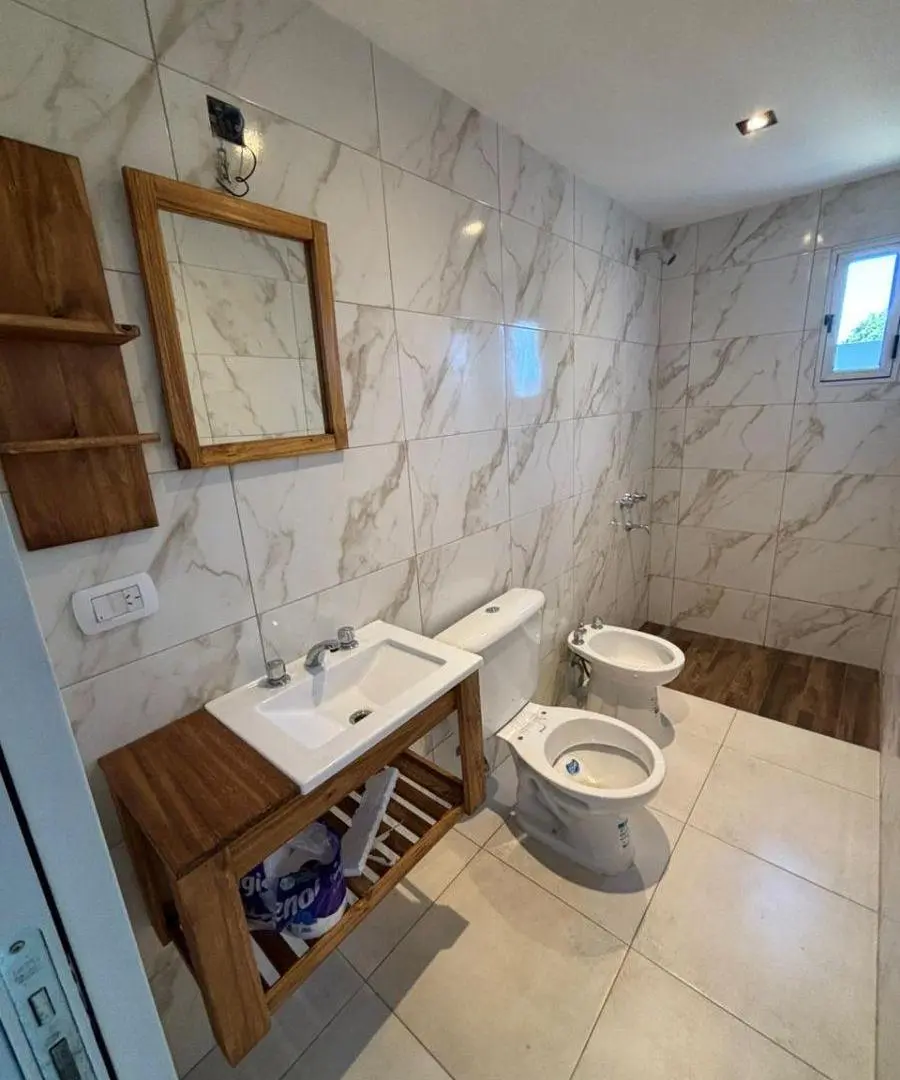 CASA en venta en 156 y 76.- Barrio semiprivado “Los Cerezos” 5