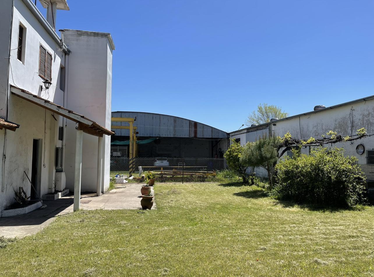 Venta Edificio Comercial en Ensenada, casa y galpones