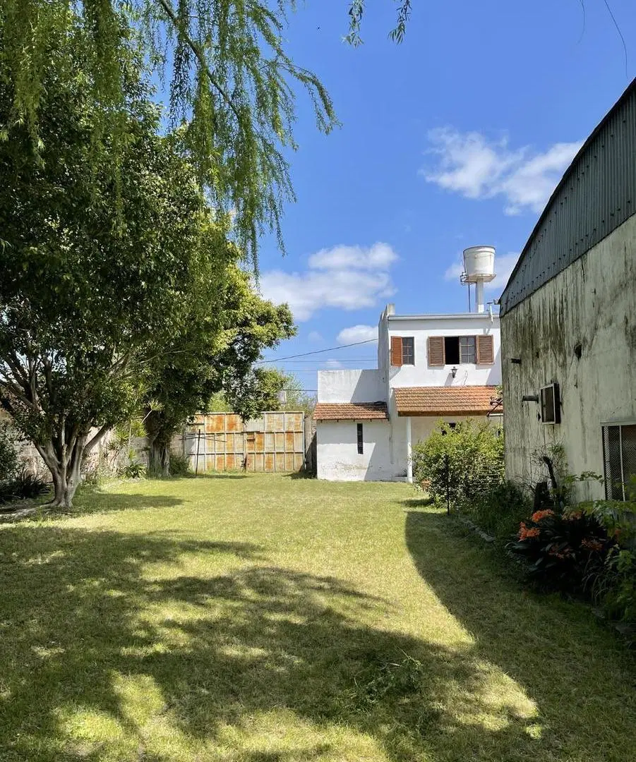 Venta Edificio Comercial en Ensenada, casa y galpones 5