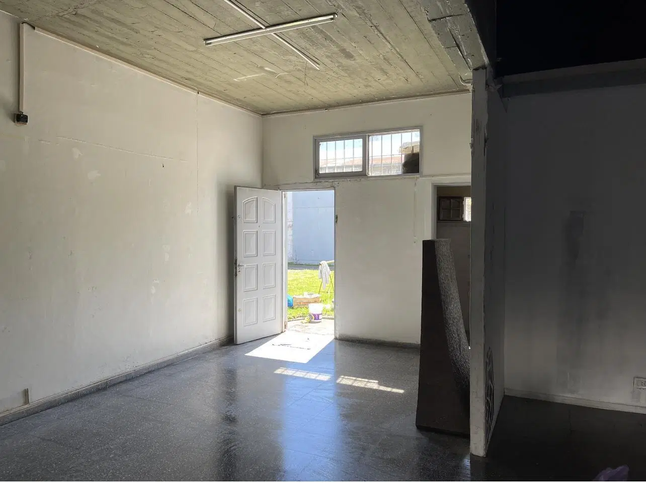 Venta Edificio Comercial en Ensenada, casa y galpones 3
