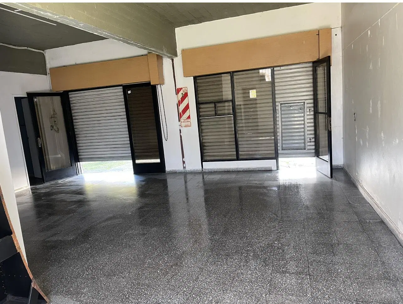 Venta Edificio Comercial en Ensenada, casa y galpones 2
