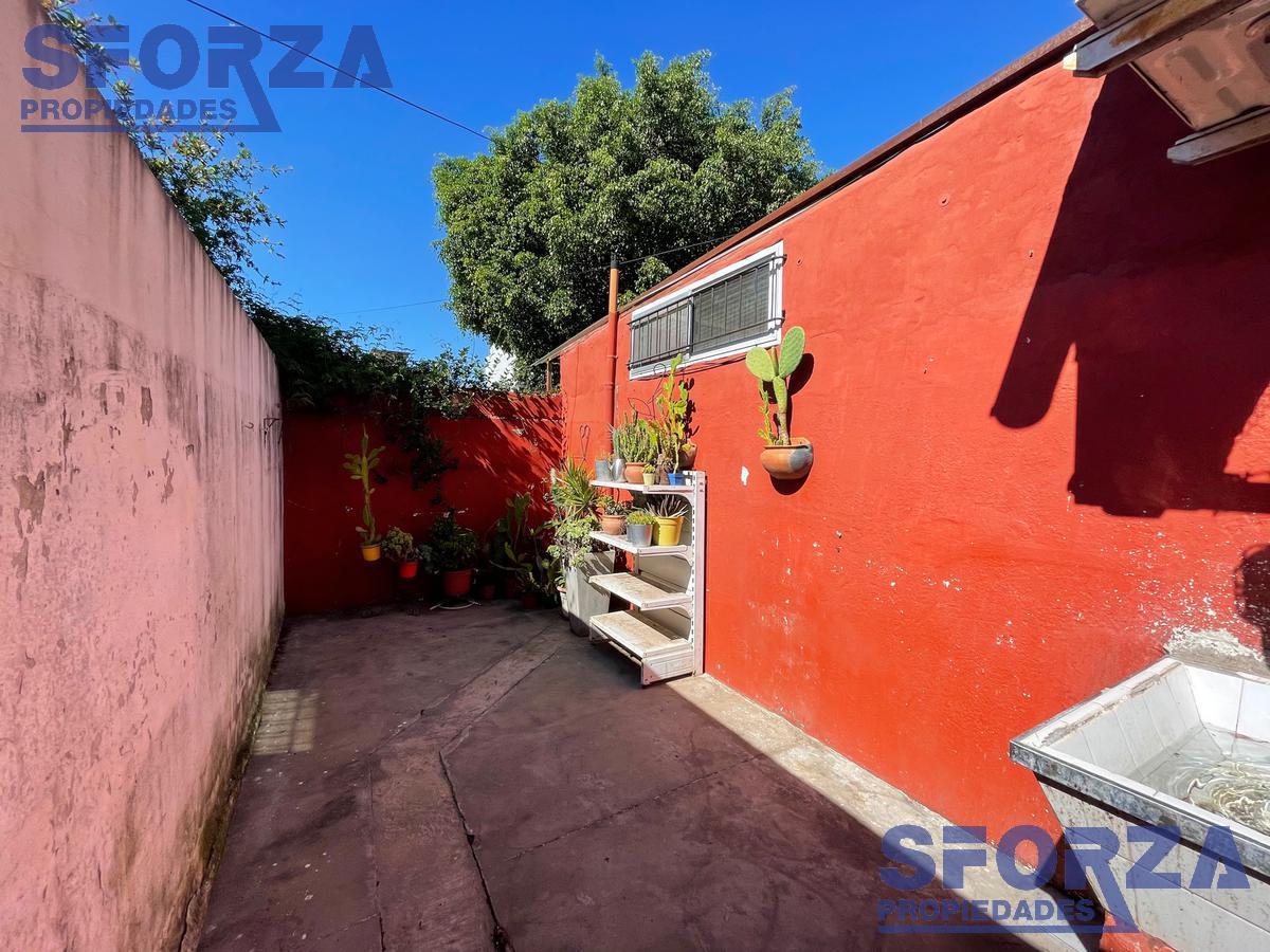 Casa en Venta 4 Ambientes con Potencial de Remodelacion 2