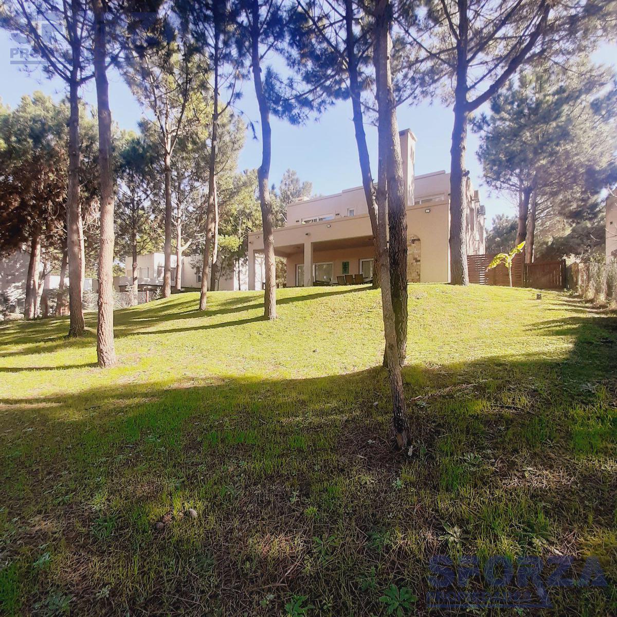Venta de Casa 4 Ambientes en Barrio Costa Esmeralda 4