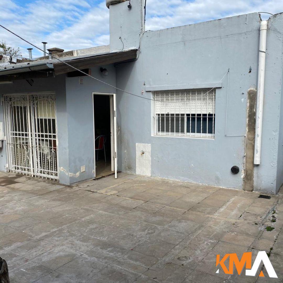 VENTA CASA SOBRE LOTE PROPIO 10 X 30MTS EN I.CASANOVA. SE ACEPTAN CAMIONETAS O AUTOS